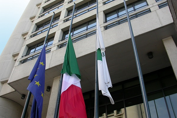 palazzo regionale con bandiera europea.png