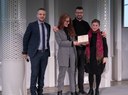 Il consigliere Simone Pelloni consegna il Premio Ged a Notti Note Sas di Biganzoli Rita & C. di Cento (FE) vincitore con il progetto Abacusonline